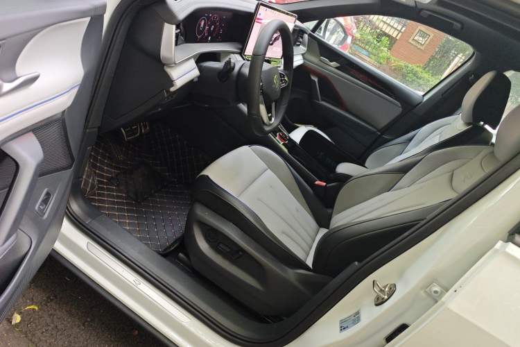 Used Volkswagen Tayron 2025 Tharu L 330TSI Two-Wheel Drive Elite City Package Driver Seat