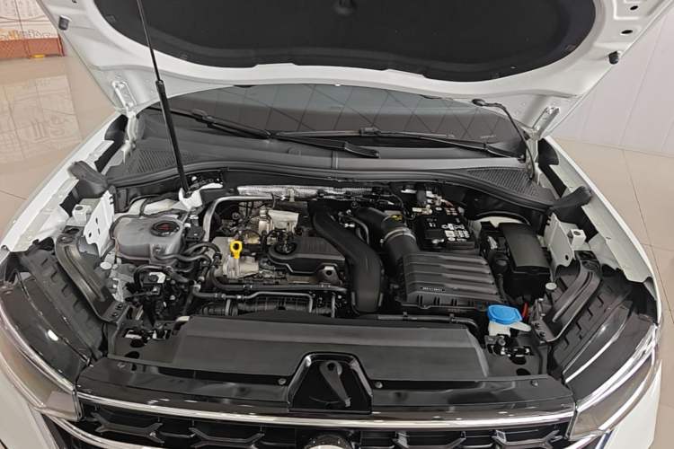 Used Volkswagen Tayron 2025 Facelifted Model, Popular Version, 300TSI Engine Bay
