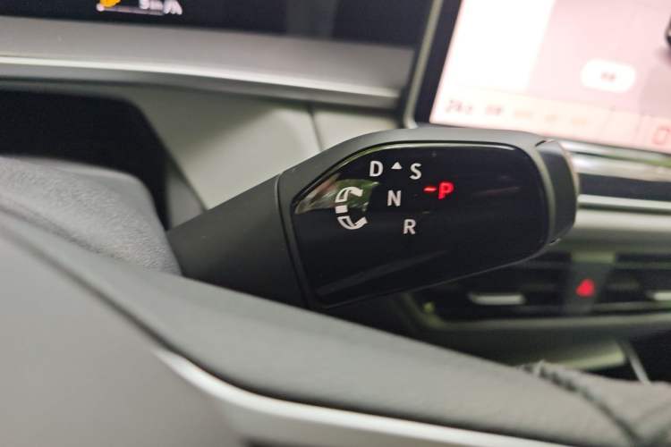 Used Volkswagen Tayron 2025 Tharu L 330TSI Two-Wheel Drive Elite City Package Gear Lever