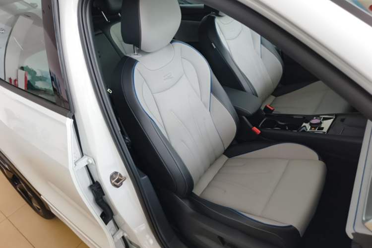 Used Volkswagen Tayron 2025 Tharu L 330TSI Two-Wheel Drive Elite City Package Right Front Seat