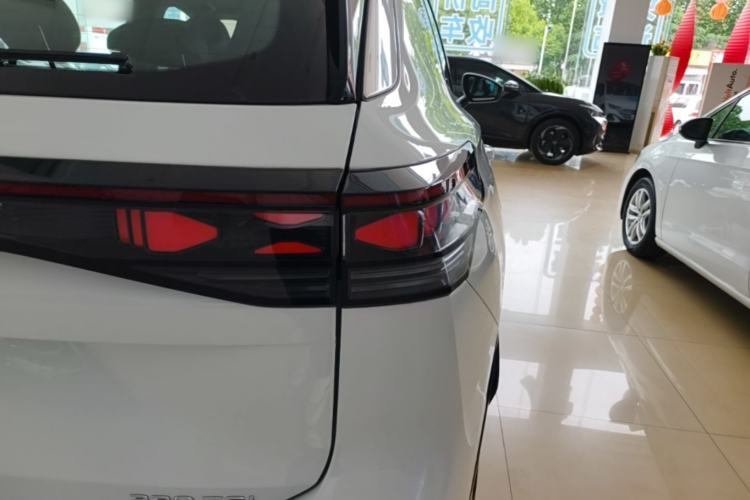 Used Volkswagen Tayron 2025 Tharu L 330TSI Two-Wheel Drive Elite City Package Right Rear Taillight