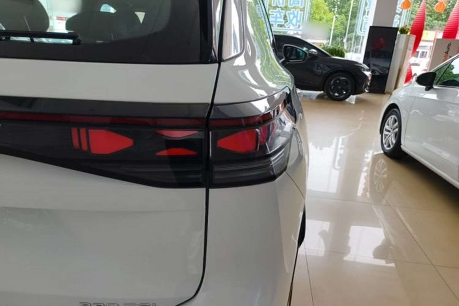 Used Volkswagen Tayron 2025 Tharu L 330TSI Two-Wheel Drive Elite City Package Right Rear Taillight