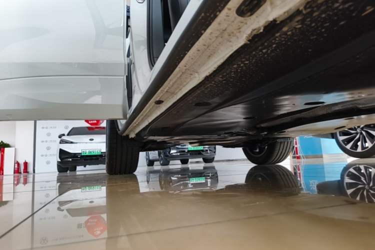 Used Volkswagen Tayron 2025 Tharu L 330TSI Two-Wheel Drive Elite City Package Right Side Sill