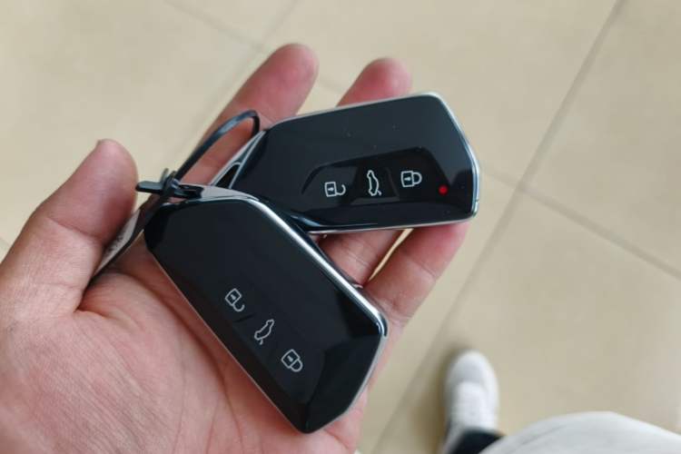 Used Volkswagen Tayron 2025 Tharu L 330TSI Two-Wheel Drive Elite City Package Vehicle Key