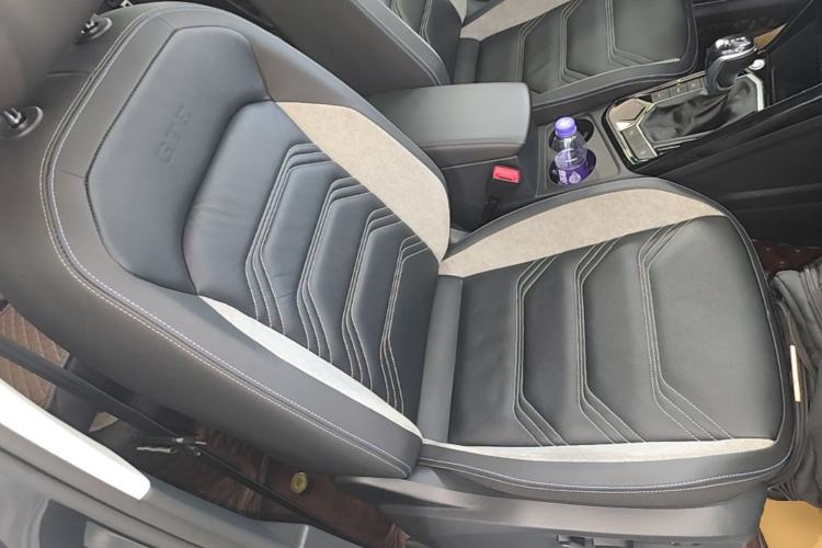 Used Volkswagen Tayron GTE Plug-in Hybrid  Right Front Seat