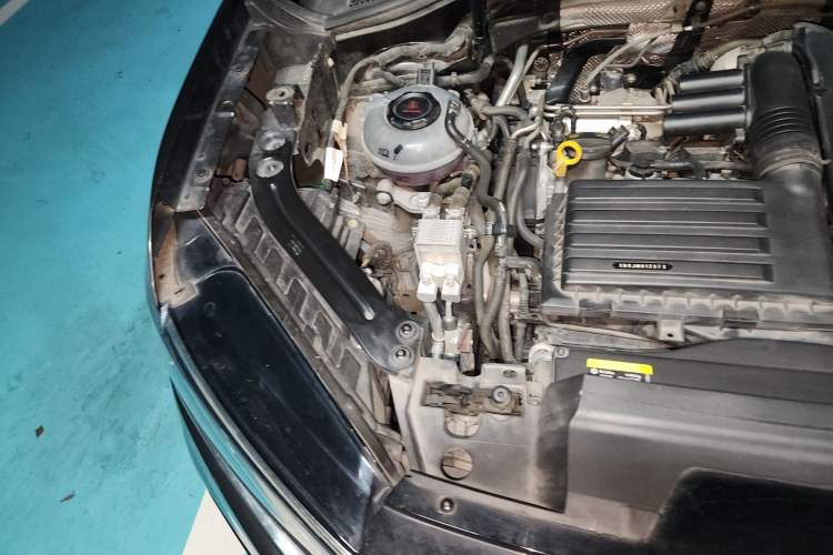 Used Volkswagen Tayron GTE Plug-in Hybrid 2022 1.4T Luxury Model Engine Bay Right