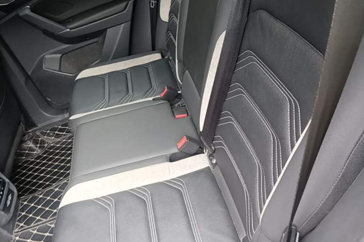 Used Volkswagen Tayron GTE Plug-in Hybrid 2022 1.4T Luxury Edition Left Rear Seat