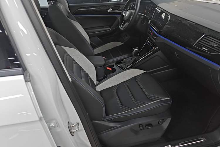 Used Volkswagen Tayron GTE Plug-in Hybrid 2022 1.4T Luxury Edition Right Front Seat