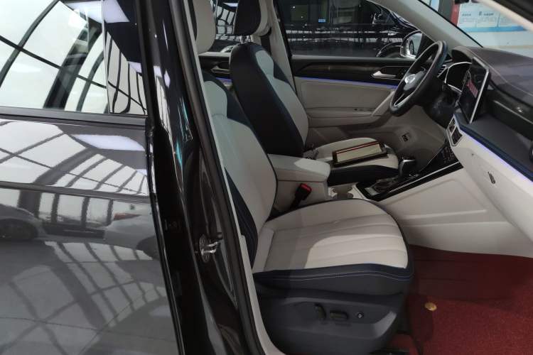 Used Volkswagen Tayron GTE Plug-in Hybrid 2023 280TSI Luxury Plus Advanced Edition Right Front Seat