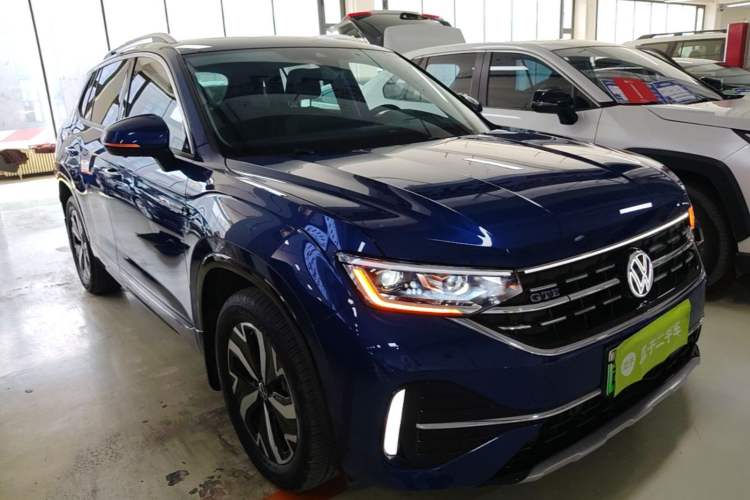 Used Volkswagen Tayron GTE Plug-in Hybrid 2023 280TSI Luxury Plus Advanced Edition Front Right 45 Deg