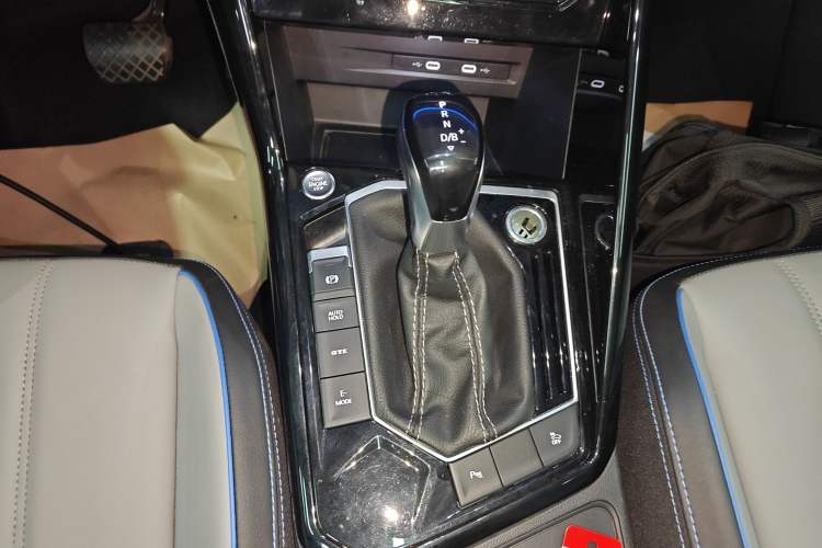Used Volkswagen Tayron GTE Plug-in Hybrid 2023 280TSI Luxury Plus Advanced Edition Gear Lever