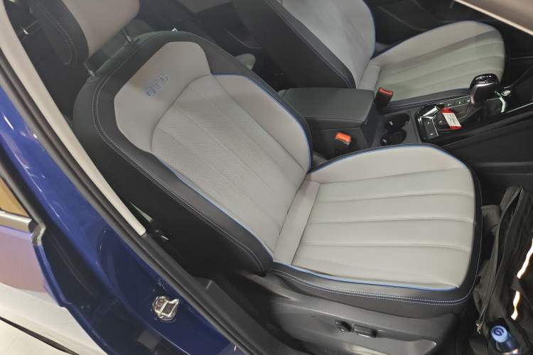 Used Volkswagen Tayron GTE Plug-in Hybrid 2023 280TSI Luxury Plus Advanced Edition Right Front Seat