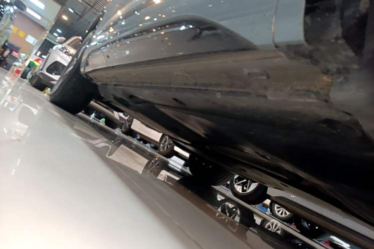 Used Volkswagen Tayron GTE Plug-in Hybrid 2023 280TSI Luxury Plus Advanced Edition Right Side Sill