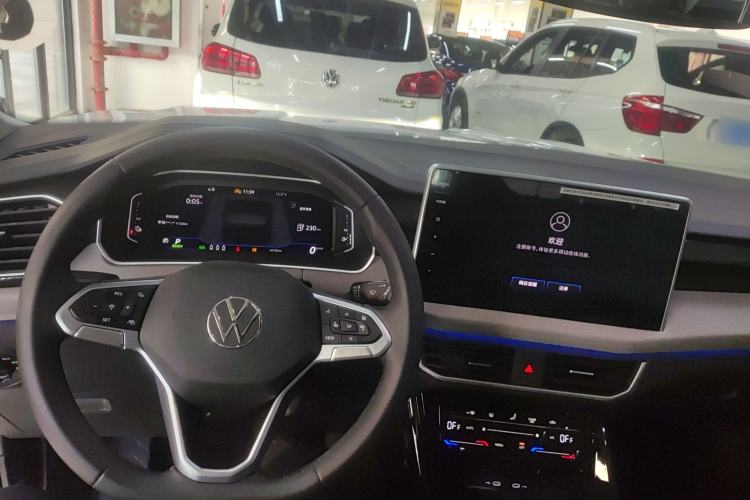Used Volkswagen Tayron GTE Plug-in Hybrid 2023 280TSI Luxury Plus Advanced Edition Center Console