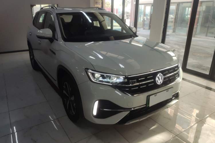 Used Volkswagen Tayron GTE Plug-in Hybrid 2023 280TSI Luxury Plus Advanced Edition Front Right 45 Deg