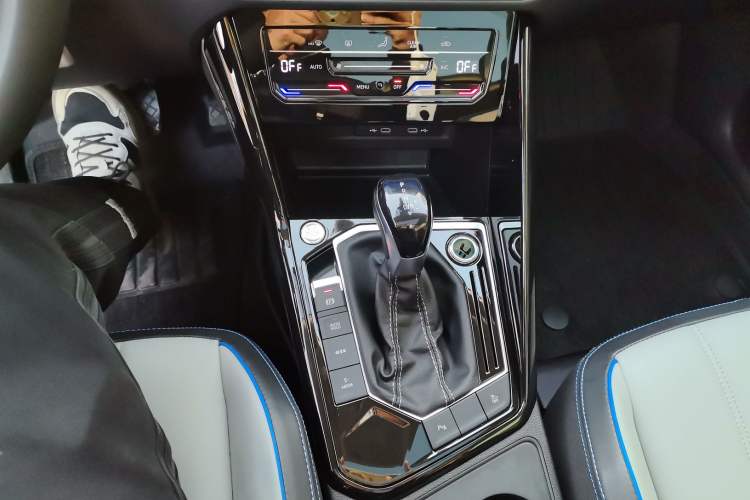 Used Volkswagen Tayron GTE Plug-in Hybrid 2023 280TSI Luxury Plus Advanced Edition Gear Lever