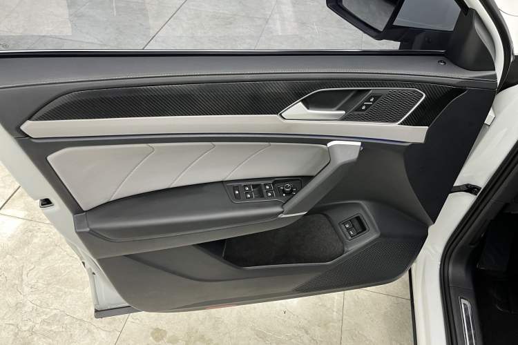 Used Volkswagen Tayron GTE Plug-in Hybrid 2023 280TSI Luxury Plus Advanced Edition Interior 5