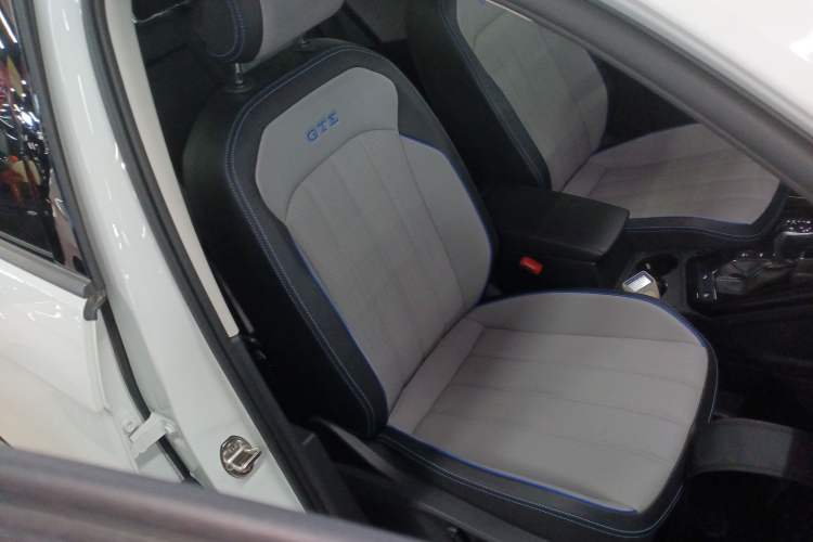 Used Volkswagen Tayron GTE Plug-in Hybrid 2023 280TSI Luxury Plus Advanced Edition Right Front Seat