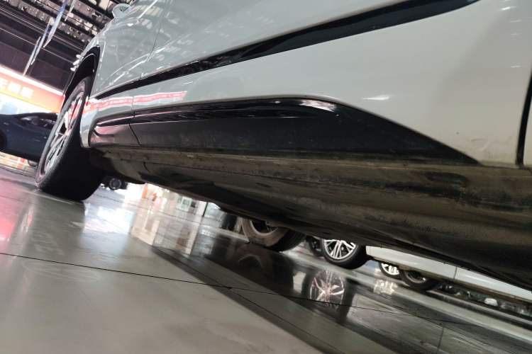 Used Volkswagen Tayron GTE Plug-in Hybrid 2023 280TSI Luxury Plus Advanced Edition Right Side Sill