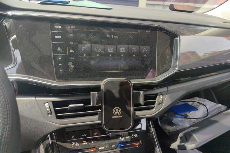 Used Volkswagen Tayron X 2020 330TSI Two-Wheel Drive Luxury Smart Connectivity Version Audio And AC Panel