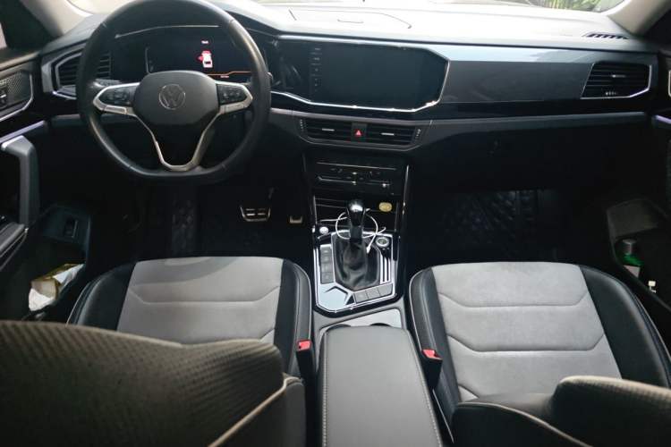 Used Volkswagen Tayron X 2020 330TSI Two-Wheel Drive Luxury Smart Connectivity Version Center Console