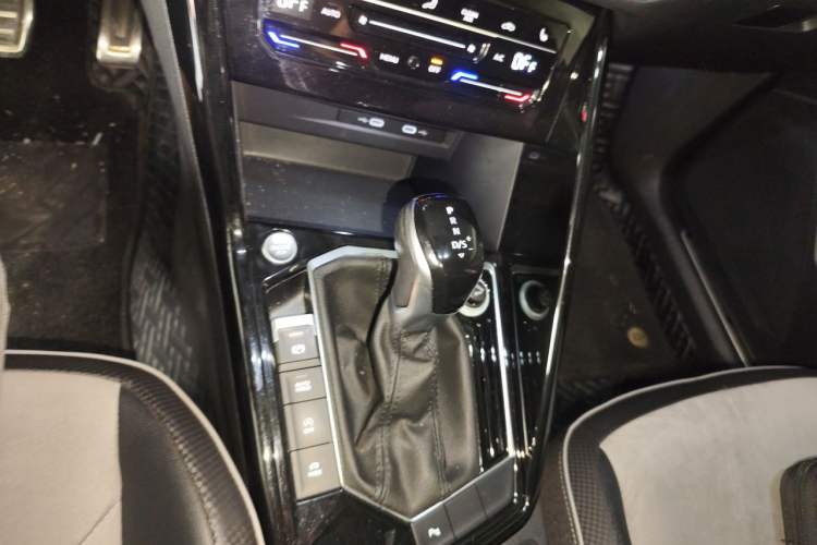 Used Volkswagen Tayron X 2020 330TSI Two-Wheel Drive Luxury Smart Connectivity Version Gear Lever