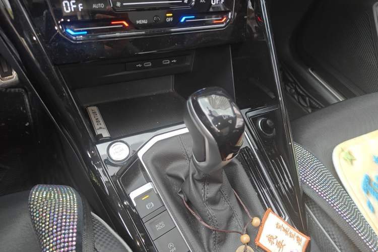 Used Volkswagen Tayron X 2020 330TSI Two-Wheel Drive Luxury Smart Connectivity Version Gear Lever