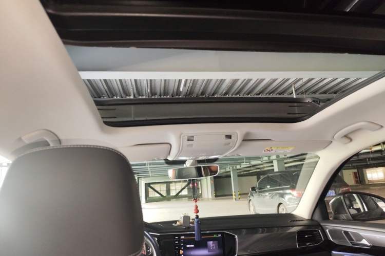 Used Volkswagen Tayron X 2020 330TSI Two-Wheel Drive Luxury Smart Connectivity Version Headliner