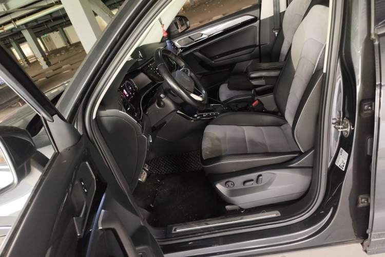 Used Volkswagen Tayron X 2020 330TSI Two-Wheel Drive Luxury Smart Connectivity Version Left Front Seat