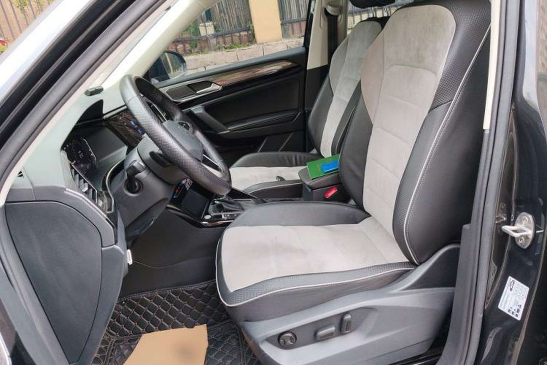 Used Volkswagen Tayron X 2020 330TSI Two-Wheel Drive Luxury Smart Connectivity Version Left Front Seat