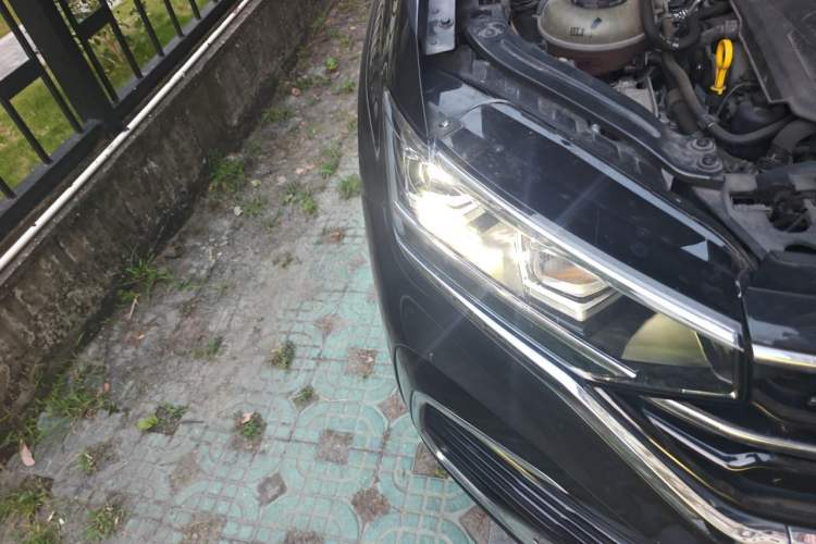 Used Volkswagen Tayron X 2020 330TSI Two-Wheel Drive Luxury Smart Connectivity Version Right Front Headlight