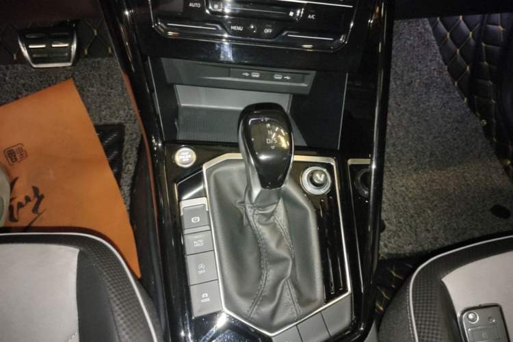 Used Volkswagen Tayron X 2020 330TSI Two-Wheel Drive Luxury Smart Connectivity Version Gear Lever
