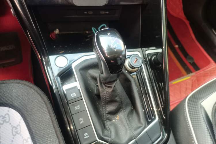 Used Volkswagen Tayron X 2020 330TSI Two-Wheel Drive Luxury Smart Connectivity Version Gear Lever