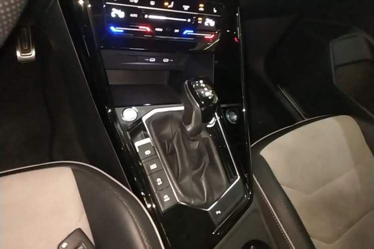 Used Volkswagen Tayron X 2020 330TSI Two-Wheel Drive Luxury Smart Connectivity Version Gear Lever