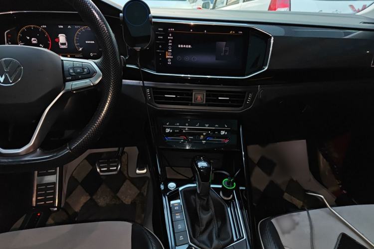 Used Volkswagen Tayron X 2020 330TSI Two-Wheel Drive Luxury Smart Connectivity Version Audio And AC Panel
