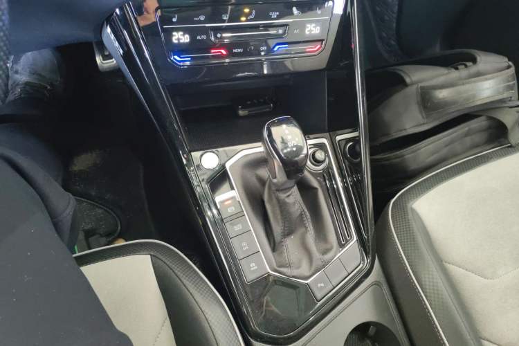 Used Volkswagen Tayron X 2020 330TSI Two-Wheel Drive Luxury Smart Connectivity Version Gear Lever