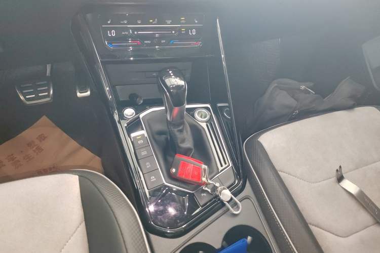 Used Volkswagen Tayron X 2020 330TSI Two-Wheel Drive Luxury Smart Connectivity Version Gear Lever