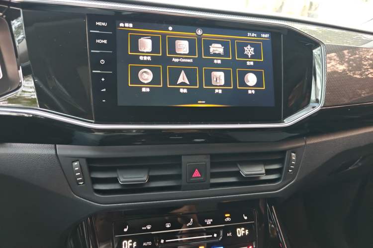 Used Volkswagen Tayron X 2020 330TSI Two-Wheel Drive Luxury Smart Connectivity Version Audio And AC Panel