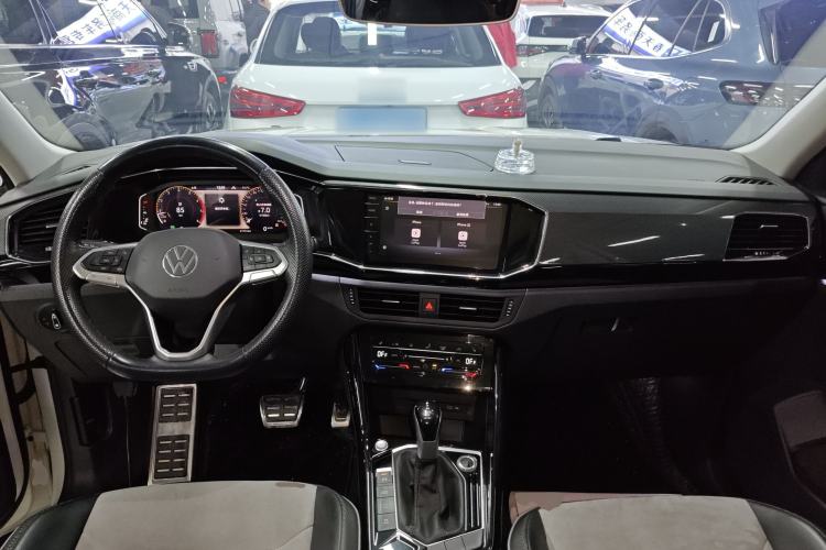 Used Volkswagen Tayron X 2020 330TSI Two-Wheel Drive Luxury Smart Connectivity Version Center Console