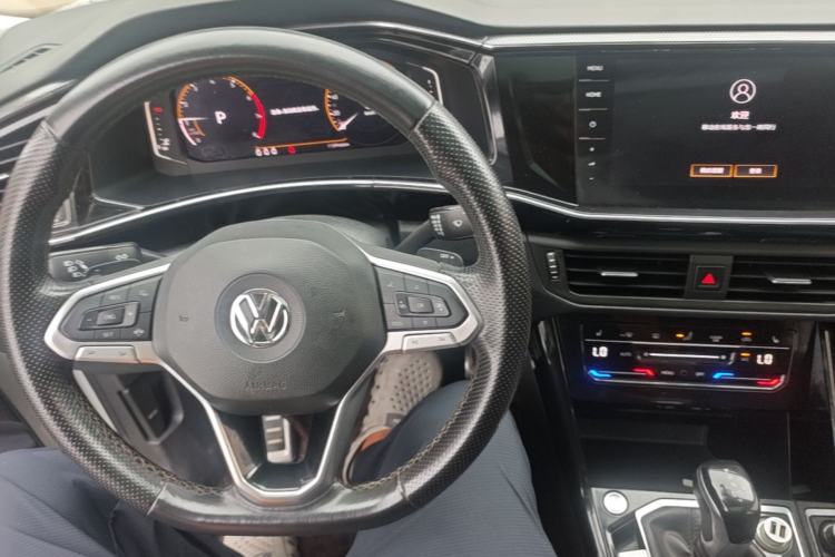 Used Volkswagen Tayron X 2020 330TSI Two-Wheel Drive Luxury Smart Connectivity Version Center Console