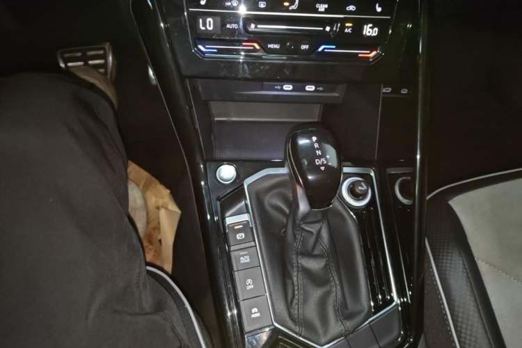 Used Volkswagen Tayron X 2020 330TSI Two-Wheel Drive Luxury Smart Connectivity Version Gear Lever