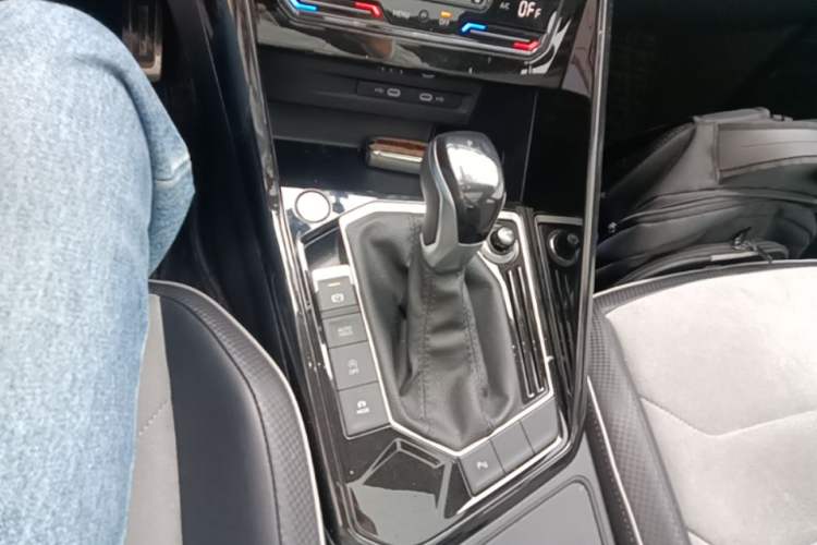 Used Volkswagen Tayron X 2020 330TSI Two-Wheel Drive Luxury Smart Connectivity Version Gear Lever