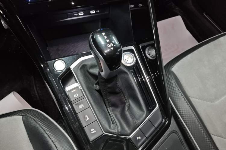 Used Volkswagen Tayron X 2020 330TSI Two-Wheel Drive Luxury Smart Connectivity Version Gear Lever