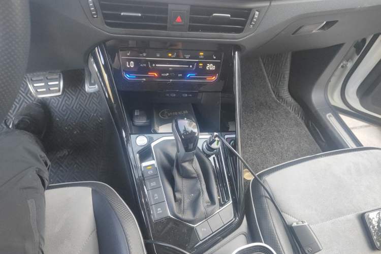 Used Volkswagen Tayron X 2020 330TSI Two-Wheel Drive Luxury Smart Connectivity Version Gear Lever