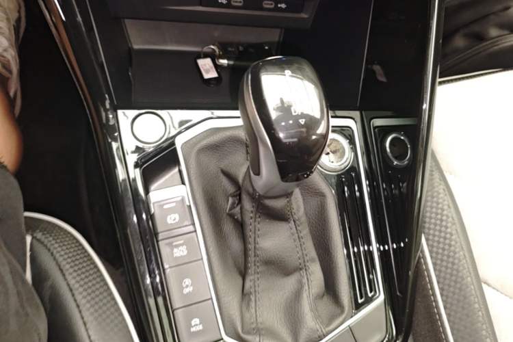 Used Volkswagen Tayron X 2020 330TSI Two-Wheel Drive Luxury Smart Connectivity Version Gear Lever
