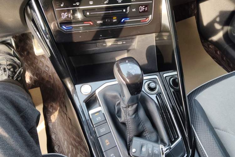 Used Volkswagen Tayron X 2020 330TSI Two-Wheel Drive Luxury Smart Connectivity Version Gear Lever