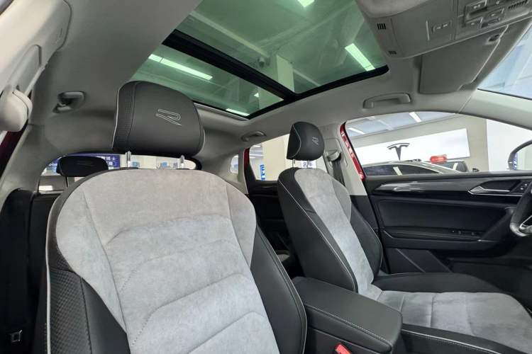 Used Volkswagen Tayron X 2020 330TSI Two-Wheel Drive Luxury Smart Connectivity Version Headliner