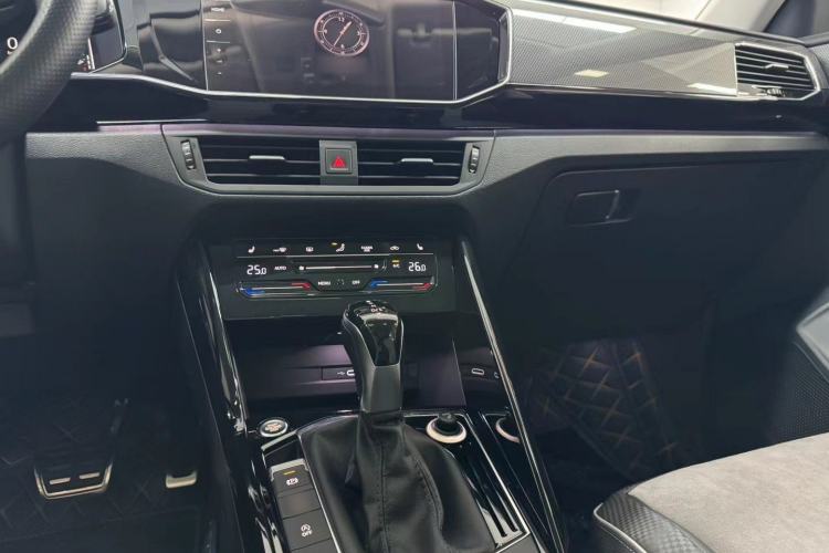 Used Volkswagen Tayron X 2020 330TSI Two-Wheel Drive Luxury Smart Connectivity Version Interior 4