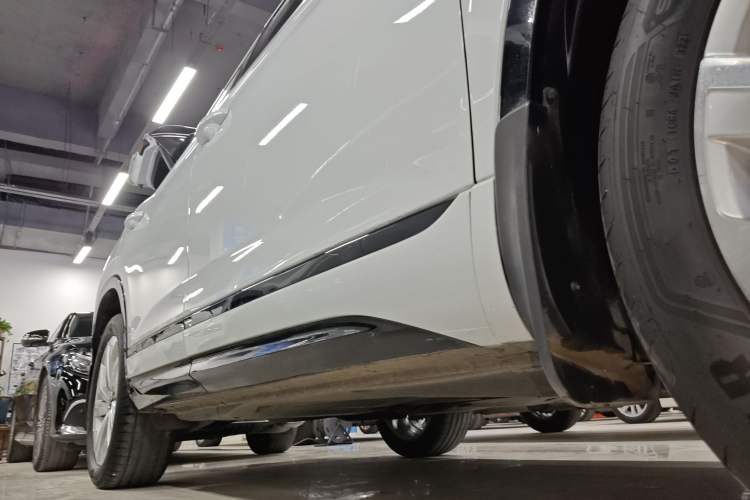 Used Volkswagen Tayron X 2020 330TSI Two-Wheel Drive Luxury Smart Connectivity Version Right Side Sill