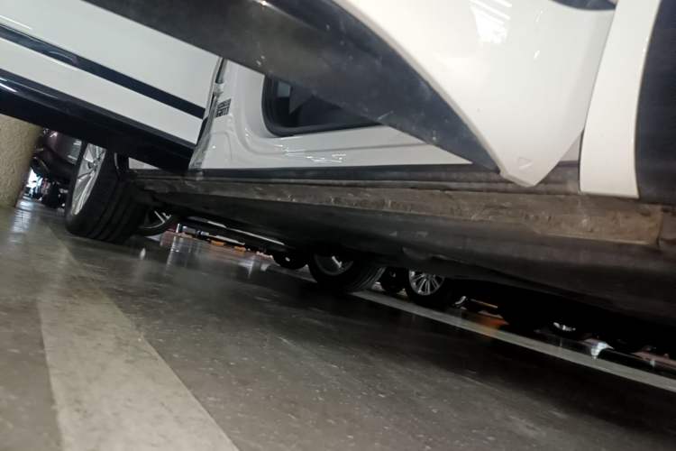 Used Volkswagen Tayron X 2020 330TSI Two-Wheel Drive Luxury Smart Connectivity Version Right Side Sill